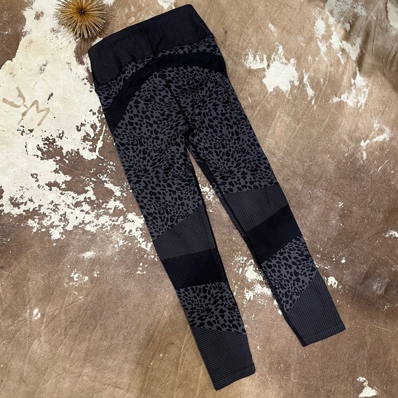 Good American Active Leopard Seamless 7/8 Leggings Black/Gray Size Small - Picture 4 of 7